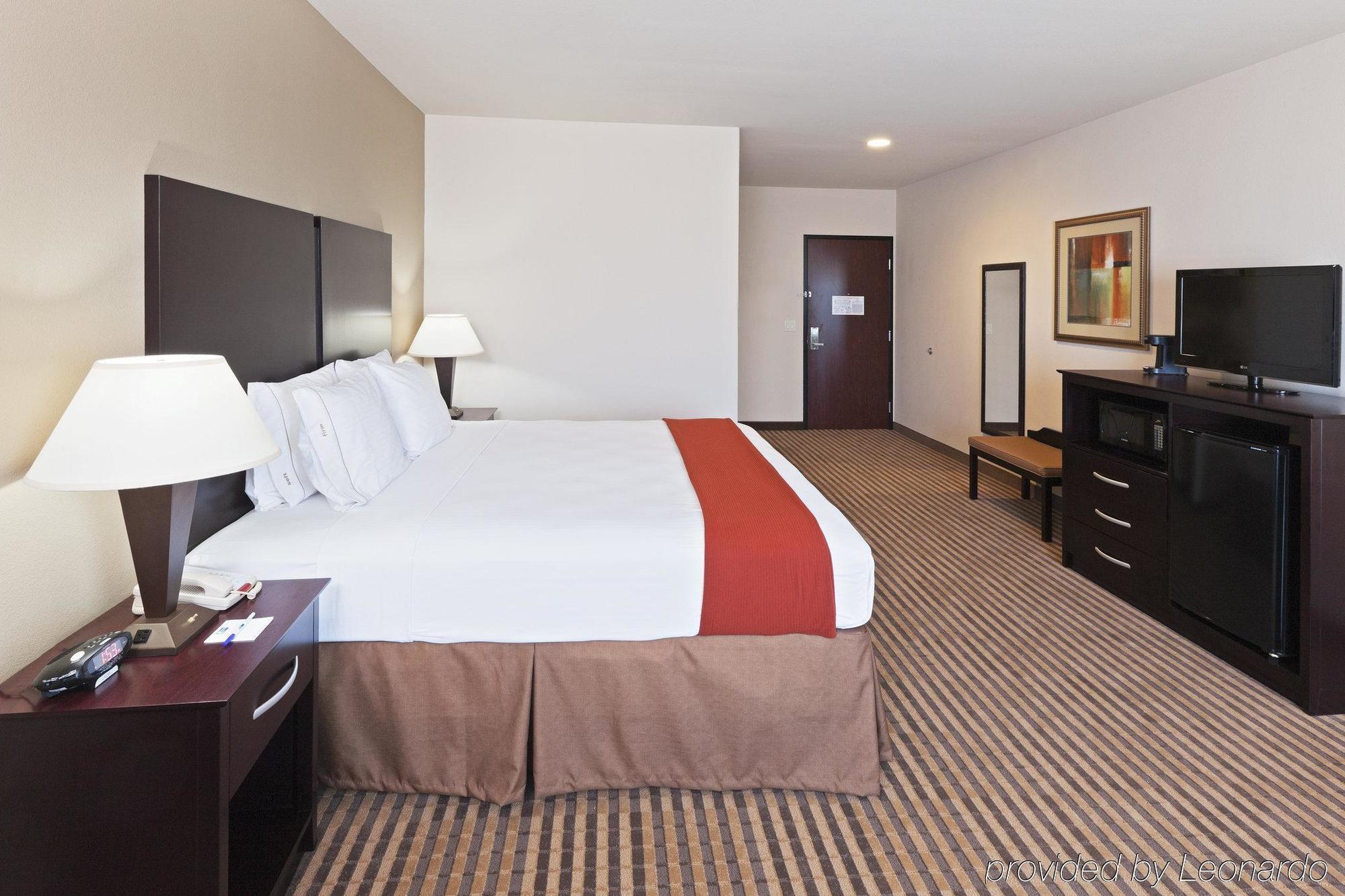 Holiday Inn Express & Suites Brady By Ihg Szoba fotó