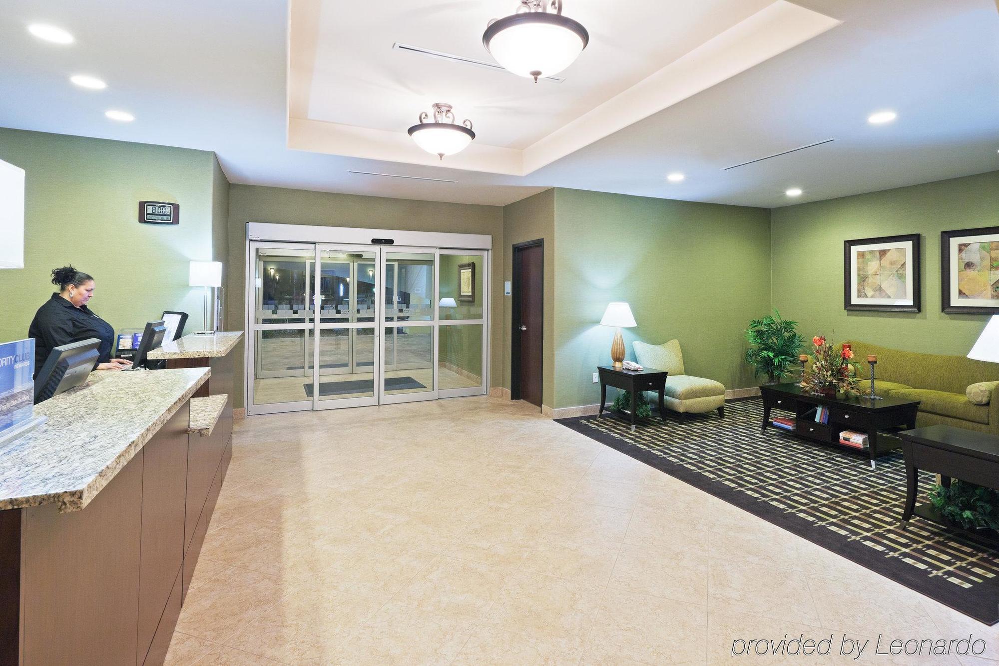 Holiday Inn Express & Suites Brady By Ihg Beltér fotó