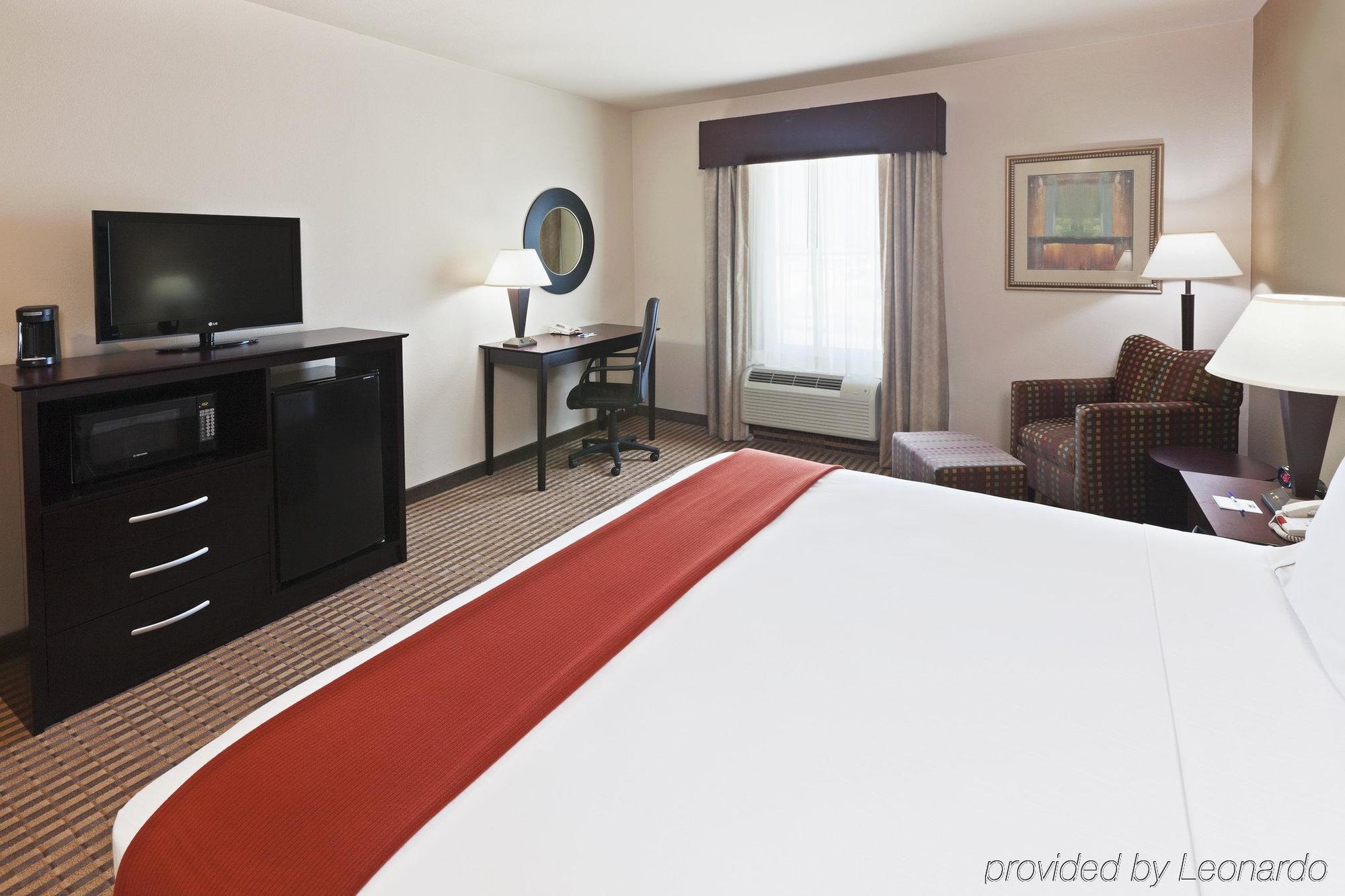 Holiday Inn Express & Suites Brady By Ihg Szoba fotó